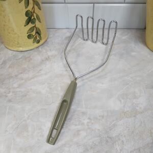 Vintage Green Handle Handheld Manual Potato Masher Retro 70's Olive Drab Kitchen
